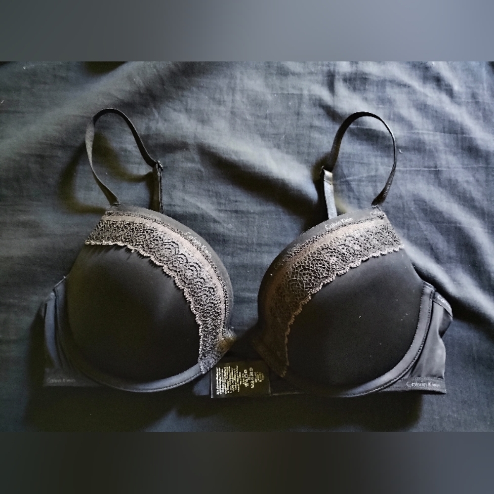 Calvin Klein Push-Up Plunge Bra. Size 34C Gently Used Black With Lace